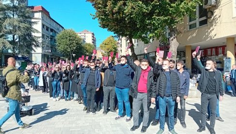 ​STUDENTI DIGLI GLAS PROTIV KURTIJEVOG TERORA: Veliki protest u Kosovskoj Mitrovici (FOTO)