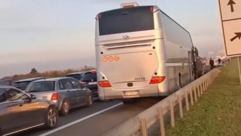 LJUDI GUBE ŽIVCE OD UŽASNIH GUŽVI, NA OVE TRI LOKACIJE SAOBRAĆAJ STOJI: Vozači izlaze iz automobila na sred auto-puta (VIDEO)