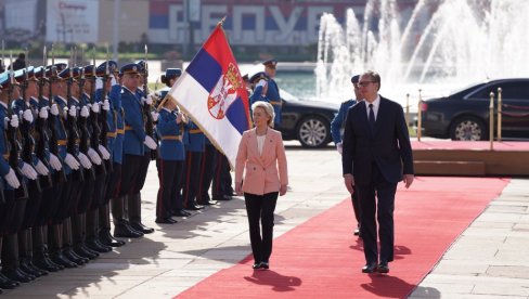 СВЕЧАНИ ДОЧЕК ИСПРЕД ПАЛАТЕ СРБИЈА: Вучић са председницом ЕК Урсулом фон дер Лајен (ВИДЕО) СВЕЧАНИ ДОЧЕК ИСПРЕД ПАЛАТЕ СРБИЈА: Вучић са председницом ЕК Урсулом фон дер Лајен (ВИДЕО)