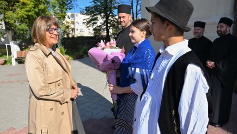 МАЛИШАНИМА ВЕЋ ДЕСЕТИ ВРТИЋ: Председница Покрајинске владе у радној посети Србобрану (ФОТО)