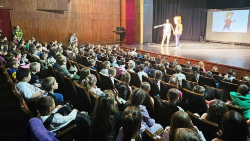 PAŽLJIVKO UČI PRAVILIMA U SAOBRAĆAJU: U Paraćinu edukativna predstava za prvake (FOTO)