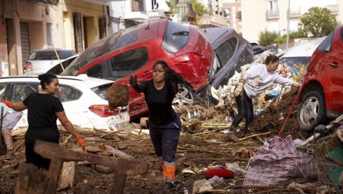 OVO MOŽE SAMO FUDBAL: Poplave u Valensiji su pretile da unište san jednog navijača, a onda je on uradio nešto neverovatno (FOTO)