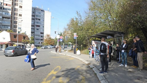 ГУШЕ ДИМ ИЗ БАРАКА И РОШТИЉНИЦА:  Житељи Браће Јерковић већ дуже време изложени непријатним мирисима на окретници аутобуса 26