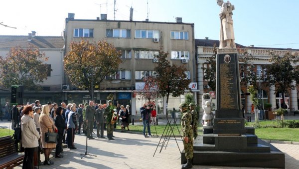 ПОЛОЖЕНИ ВЕНЦИ НА СПОМЕНИК ХЕРОЈИМА: У Смедереву обележена 106. годишњица ослобођења у Великм рату (ФОТО)