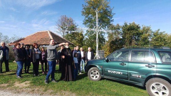 А ОД ПАРОХИЈАНА - ЏИП: У Оглађеновцу код Ваљева свештеника Гроздана Гајића испратили у пензију и даровали теренцем