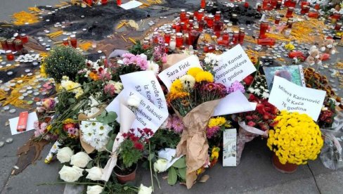 NOVOSAĐANI I JUTROS U TUŠINI OPLAKIVALI STRADALE: Na belim hartijama, ispisana imena žrtava tragedije