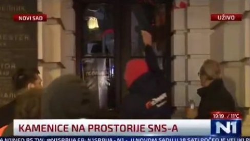 PRISTALICE OPOZICIJE NAPALI GRADSKU KUĆU U NOVOM SADU: Lome, bacaju kamenice (VIDEO)