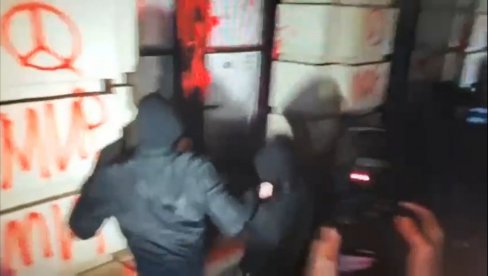 NOVI SNIMAK VANDALIZMA U NOVOM SADU: Pogledajte kako huligani razvaljuju vrata Gradske kuće (VIDEO)