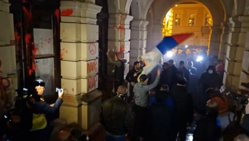 RASKRINKANA LAŽ O UBAČENIM ELEMENTIMA: Ovaj video je dokaz da su đilasovci razbijali i palili Novi Sad (VIDEO)