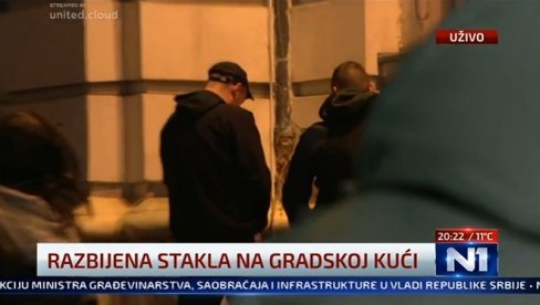 DNO DNA: Pristalice opozicije uriniraju na Gradsku kuću (FOTO)