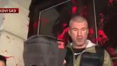 NEĆE DA GLASA ZA SPOMENIK ŽRTVAMA, ALI HOĆE DA PROSIPA FEKALIJE: Ovako je Bačulov divljao ispred Gradske kuće u Novom Sadu (VIDEO)