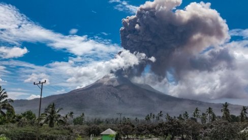 STRAVIČNA ERUPCIJA VULKANA U INDONEZIJI: Hiljade ljudi evakuisano, devetoro poginulo (FOTO/VIDEO)