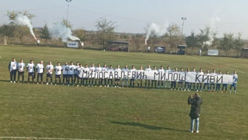 NEDELJA I SVI STE TU…: Potresno - Mladi fudbaleri iz Knićanina još jednom se oprostili od  tragično stradalog Miloša Milosavljevića (FOTO)