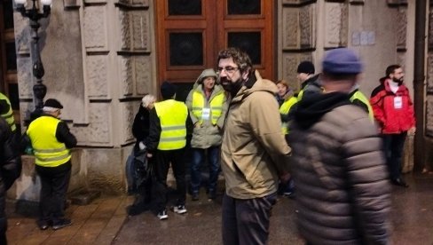 (UŽIVO) PROTEST OPOZICIJE ISPRED VLADE: Okupljeni blokirali Nemanjinu i Kneza Miloša