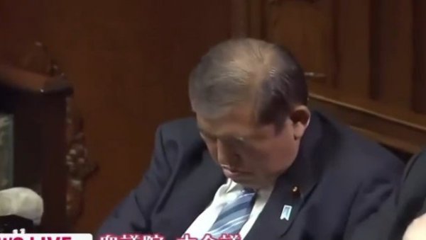 УВЕК ЈЕ ПРАВО ВРЕМЕ ЗА ДРЕМКУ: Премијер се мало опустио... (ВИДЕО)