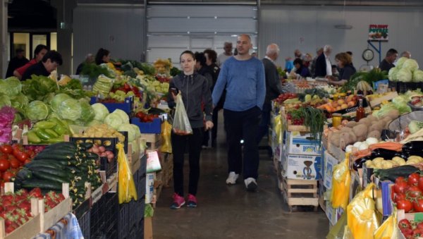 РУМУНИ САД КУПУЈУ НА НАШИМ ТЕЗГАМА: Комшије масовно прелазе границе да би пазарили код нас