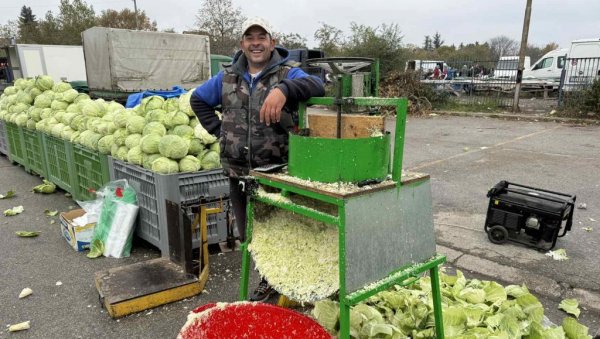 РОДИО МАЊЕ НЕГО РАНИЈИХ ГОДИНА: На зрењанинској пијаци слаба понуда купуса, а цена ће, кажу продавци, да расте (ФОТО)