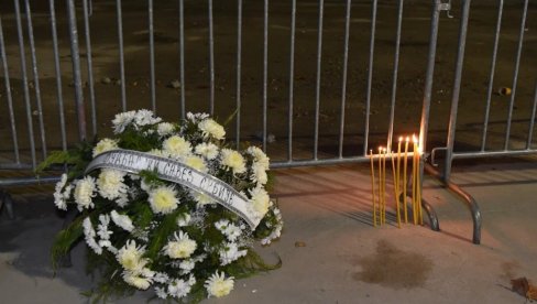 DELEGACIJA FSS NA MESTU TRAGEDIJE: Fudbalski savez Srbije odao počast poginulima u Novom Sadu (FOTO)