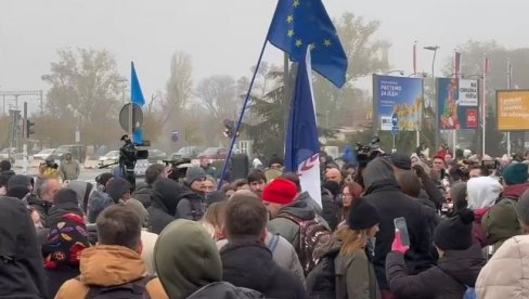 ДЕМОНСТРАНТИ СЕ БИЈУ МЕЂУ СОБОМ: Туча на протесту у Новом Саду (ВИДЕО)