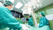 КИНЕСКИ ХИРУРЗИ: Први пут успешно трансплантирали свињско плућно крило код човека