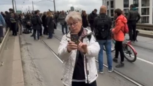 SRBIJA JE ZLO I ZASLUŽUJE PAKAO Aida Ćorović predvodi proteste ekstremista iz opozicije (VIDEO)