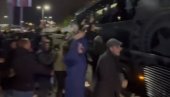 HAOS NA ULICAMA BEOGRADA! Navijači presreli autobus sa košarkašima Partizana (VIDEO)