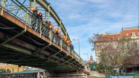 НАРАНЏАСТИ БАЛОНИ СА МАЛОГ МОСТА: У Зрењанину одата пошта женама - жртвама насиља     