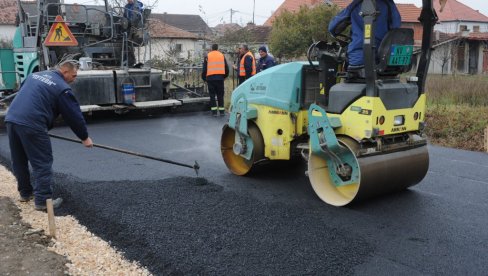 ASFALT U SVAKOJ ULICI: Kraljevčani nastavljaju sa obnovom putne infrastrukture (FOTO)