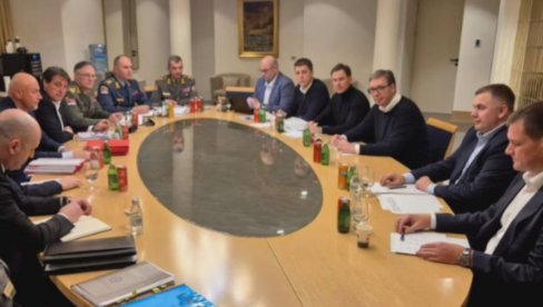 ВУЧИЋ ОДРЖАО САСТАНАК СА ВОЈНИМ ВРХОМ И ШЕФОВИМА СЛУЖБИ: Србија мора бити способна да заштити свој народ од сваког агресора ВУЧИЋ ОДРЖАО САСТАНАК СА ВОЈНИМ ВРХОМ И ШЕФОВИМА СЛУЖБИ: Србија мора бити способна да заштити свој народ од сваког агресора