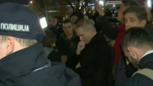 NAPAD NA POLICIJU U BEOGRADU NA VODI: Opozicionari biju sve redom (VIDEO)