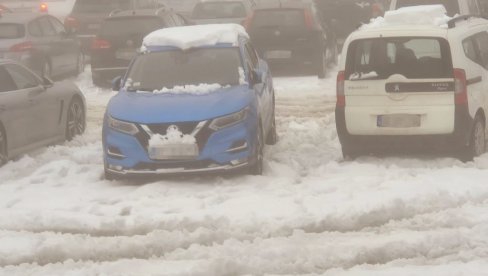 DRAMA U KRAGUJEVCU NA BOŽIĆ: Beba ostala zaključana u autu