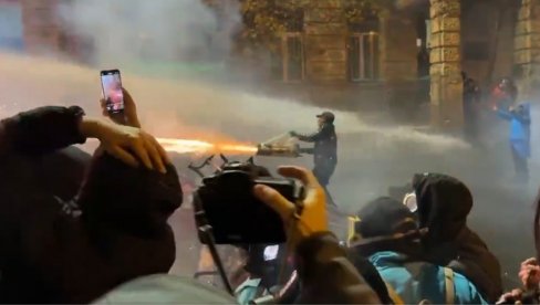 ŠTA JE OVO LJUDI? Demonstranti na protestu u Gruziji napravili totalni haos (VIDEO)