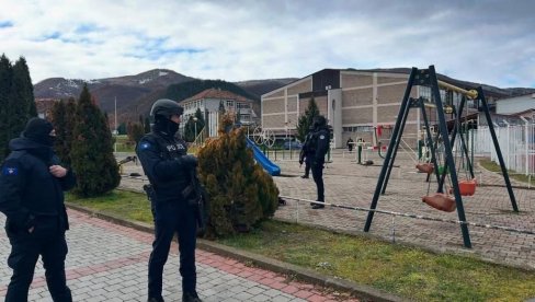 КУРТИЈЕВИ СПЕЦИЈАЛЦИ ТЕРОРИШУ СРПСКУ ДЕЦУ: Шок фотографија са дечијег игралишта у Зубином Потоку