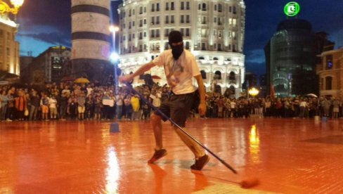 JEŠIĆ I MARINIKA PO MAKEDONSKOM SCENARIJU RUŠE SRBIJU Već viđen recept obojene revolucije! (FOTO)