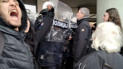 НАПАЛИ И ПОЛИЦИЈУ: Опозициони активисти покушавају насилно да уђу у Скупштину града - праве хаос у Новом Саду (ВИДЕО)