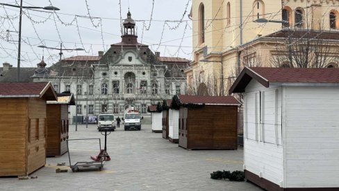 ПРИПРЕМЕ ЗА НАЈРАДОСНИЈЕ ПРАЗНИКЕ: Почело новогодишње украшавање Трга слободе у Зрењанину