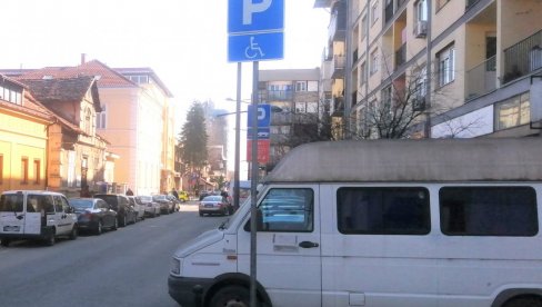 PARKING GORUĆE PITANJE:Pripadnici policije u Kraljevu upoznati sa problemima invalida