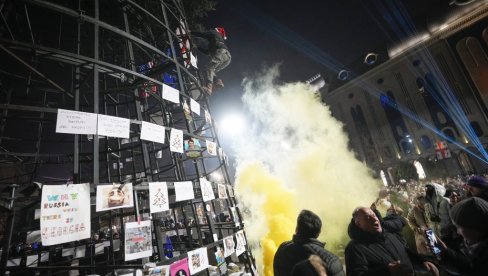 BOŽIĆNA JELKA U EPICENTRU MASOVNIH PROTESTA: Tenzije u Gruziji se ne smiruju (FOTO/VIDEO)