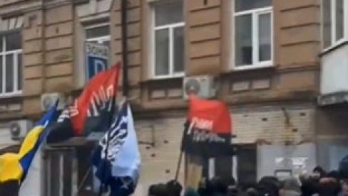 UKRAJINSKI NACIONALISTI SUKOBILI SE SA POLICIJOM: Incident se dogodio na LGBTQ događaju u Kijevu (VIDEO)