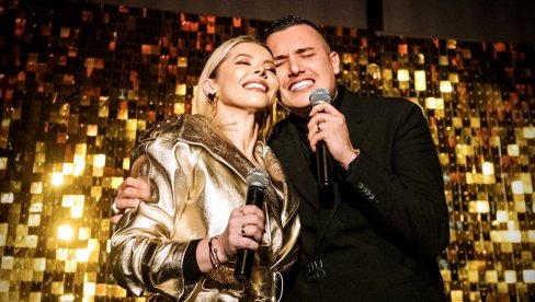 POSLE DUGE PAUZE PONOVO NA SCENI: Danijela Karić sa suprugom Ivanom Mileusnićem izvela duet i ganula publiku (FOTO)