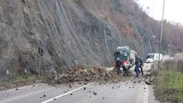 СТРАШАН ОДРОН КОД ЧАЧКА: Одломиле се стене, делови пали на пут (ФОТО)