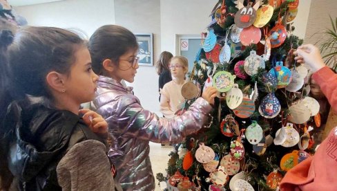 ЂАЦИ ОСМИШЉАВАЈУ НОВОГОДИШЊЕ ЧЕСТИТКЕ: Туристичка организавија Вршац расписала конкурс