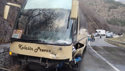 MALIŠANI LAKŠE POVREĐENI: Detalji sudara automobila i autobusa za prevoz dece na Ibarskoj magistrali (FOTO)