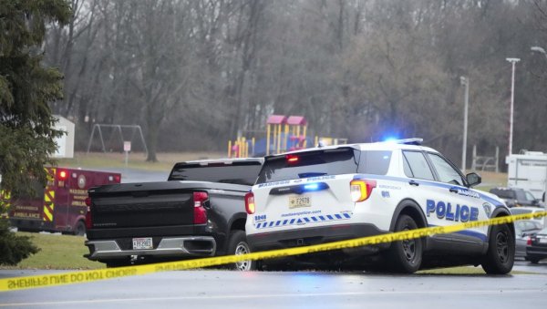 ИМА МРТВИХ У ПУЦЊАВИ: Жртве стајале испред зграде кад је наишло возило