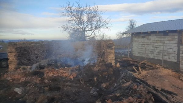 ШТАЛЕ ЗАПАЉЕНЕ, КРИВЦА - ТРАЖЕ: Увиђаји полиције утврдили да су пожари у селу Батоте код Бруса намерно изазвани,тужилаштво формирало предмет