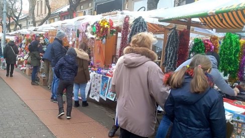 PRAZNIČNI BAZAR: Novogodišnja i božićna prodaja u Velikom Gradištu