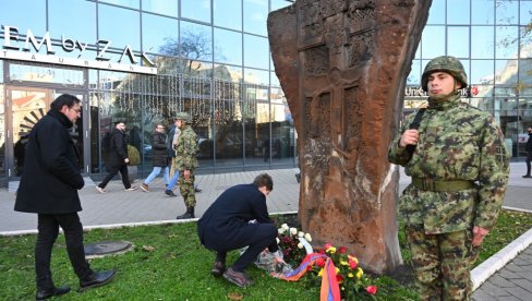 СЕЋАЊЕ НА СЕДАМ  ХУМАНИХ ПИЛОТА: Положени венци крај јерменског Хачкара у Новом Саду (ФОТО)