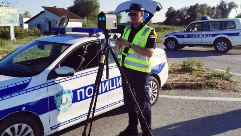 ВОЗИО ПОД ДЕЈСТВОМ ПСИХОАКТИВНИХ СУПСТАНЦИ: Полиција у Јужнобачком округу за дан из саобраћаја искључила  27 возача
