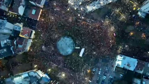 НОВИ СНИМАК ДРОНОМ СА СЛАВИЈЕ: Тачно оволико има окупљених на протесту опозиције (ВИДЕО)