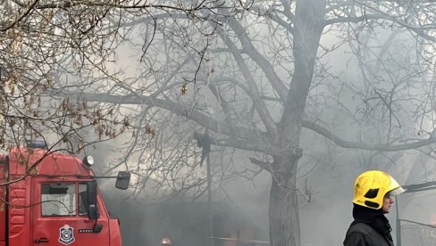 BUKTI POŽAR U NOVOM BEOGRADU Gust, crni dim kulja u okolini FDU: Vatrogasci na licu mesta